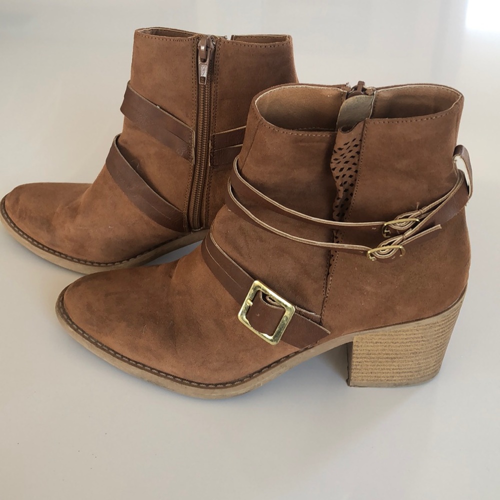 Leather boots with heel and buckle